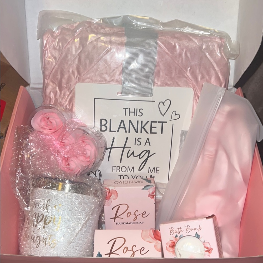 Pink Gift Set with Blanket and Bath Accessories